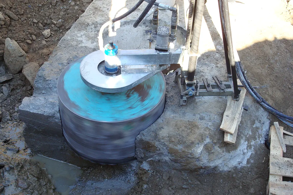 Taglio cemento con disco diamantato